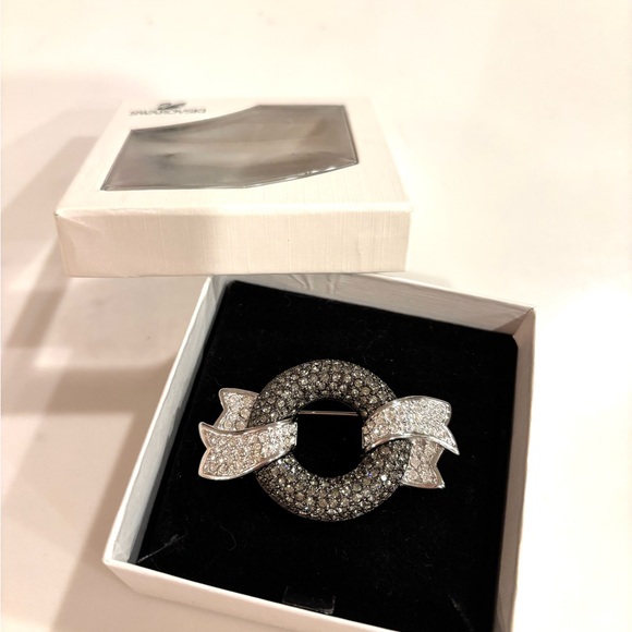 SWAROVSKI•crystal two tone wreath & ribbon pin brooch EUC - Picture 1 of 5